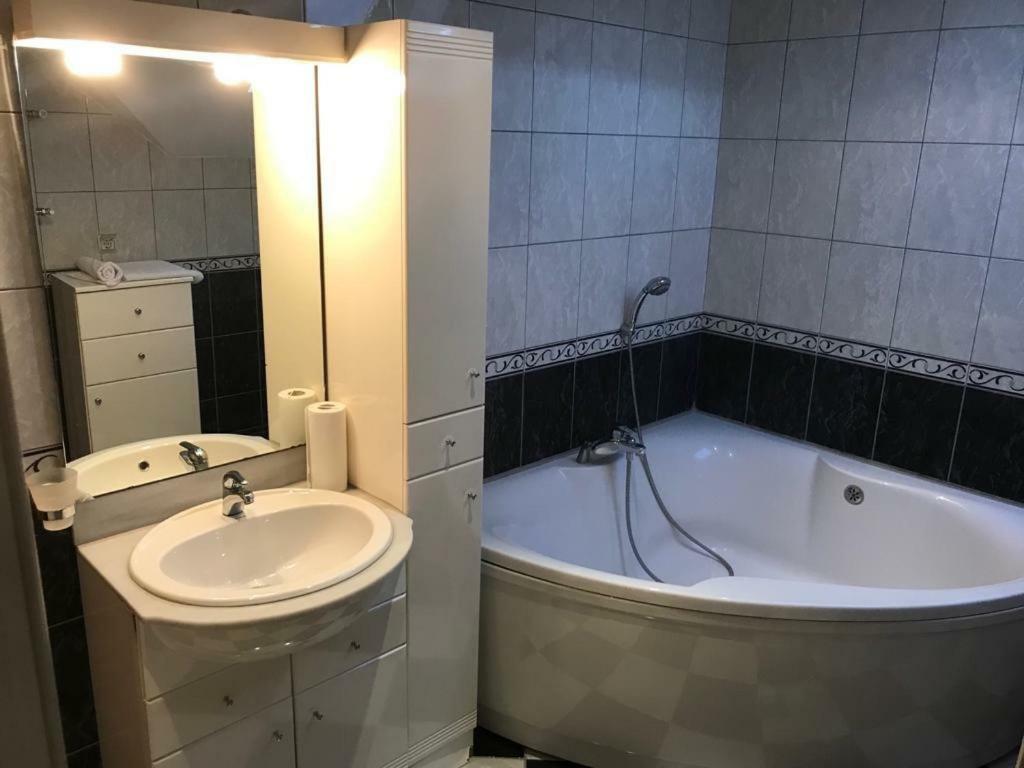 Tri Sesira Ljubovija Hotel Екстериор снимка