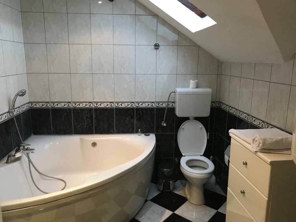 Tri Sesira Ljubovija Hotel Екстериор снимка